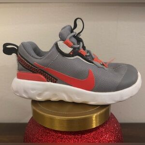 NIKE | Kids/Toddler Gray and Orange Sneakers
